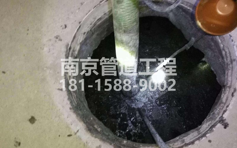 216模范马路清理化粪池
